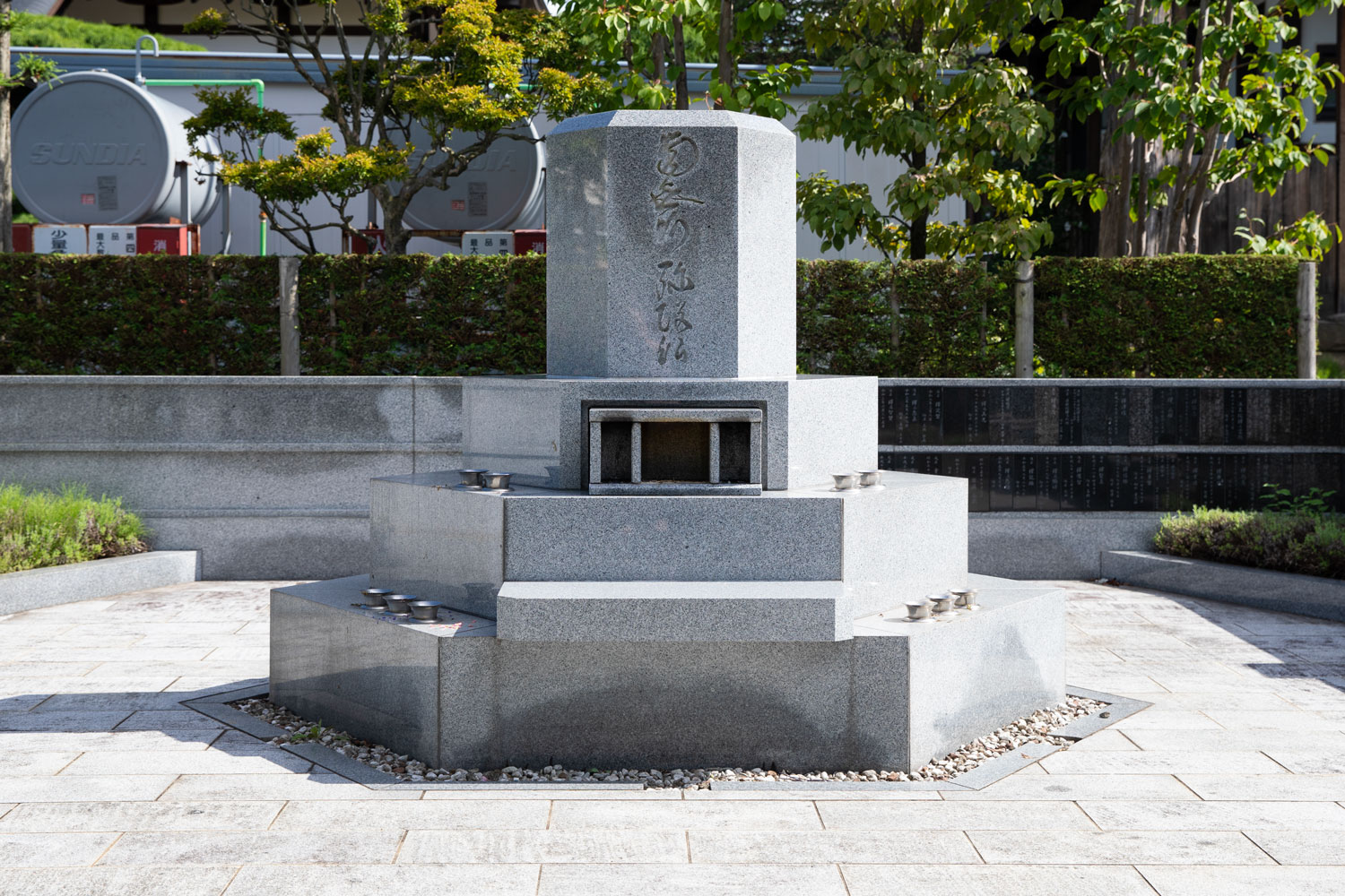 合同墓の正面外観