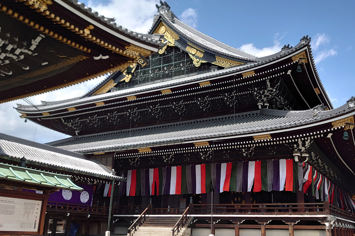 本堂にまつられている親鸞聖人の肖像画