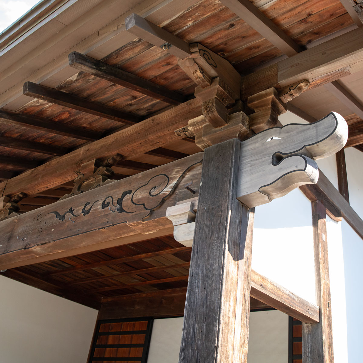 挿肘木で支えられた虹梁