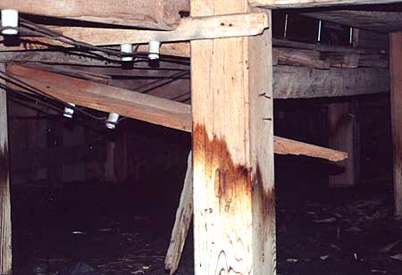 内陣奥 床組破損